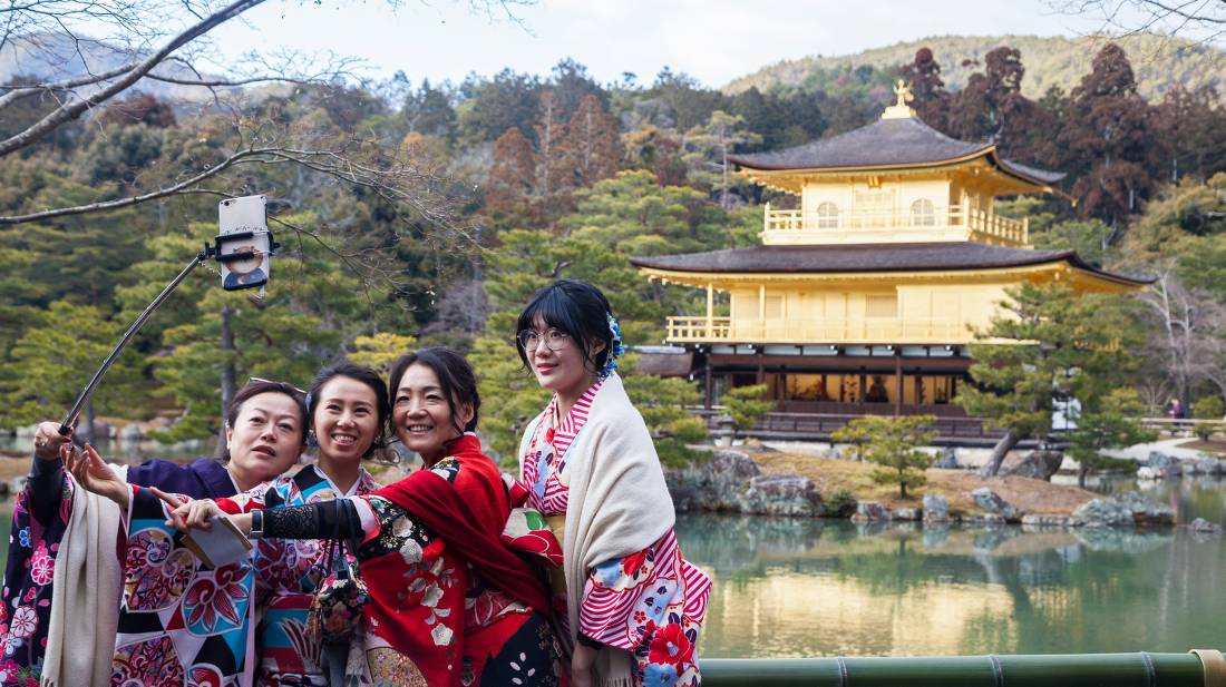Japanese locals at Kinkakuji |  <i>Felipe Romero Beltran</i>