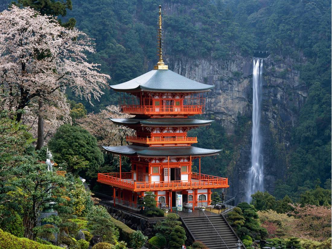 Kumano Nachi Taisha and falls in the spring