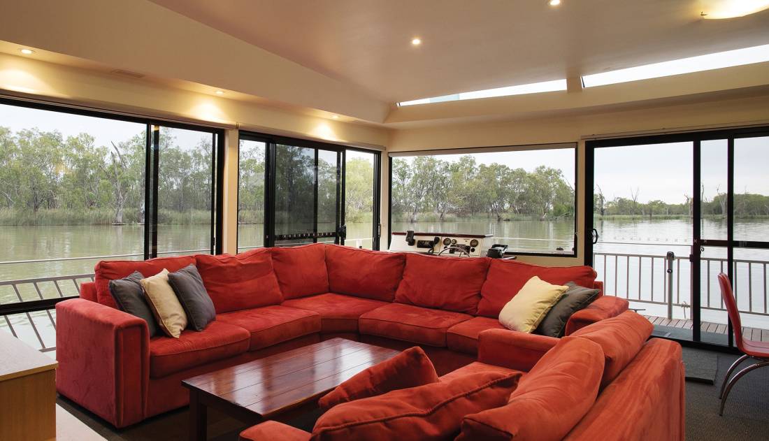 Houseboat Lounge