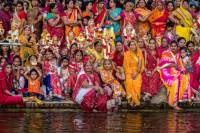 Local women on the ghats at Pichola Lake, Udaipur |  <i>Richard I'Anson</i>