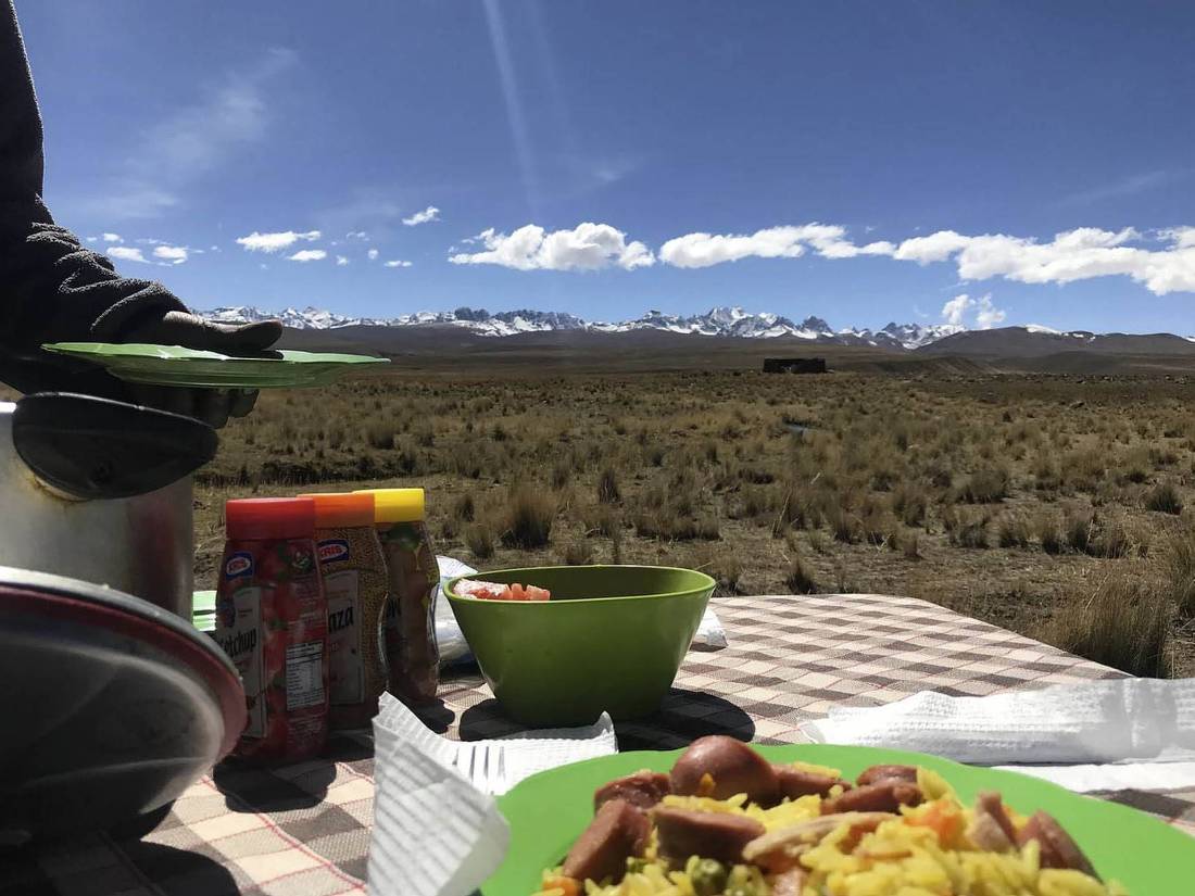 Enjoying an al fresco lunch with the scenic Condoriri Valley as a backdrop | <i>Anthony Bohm</i>